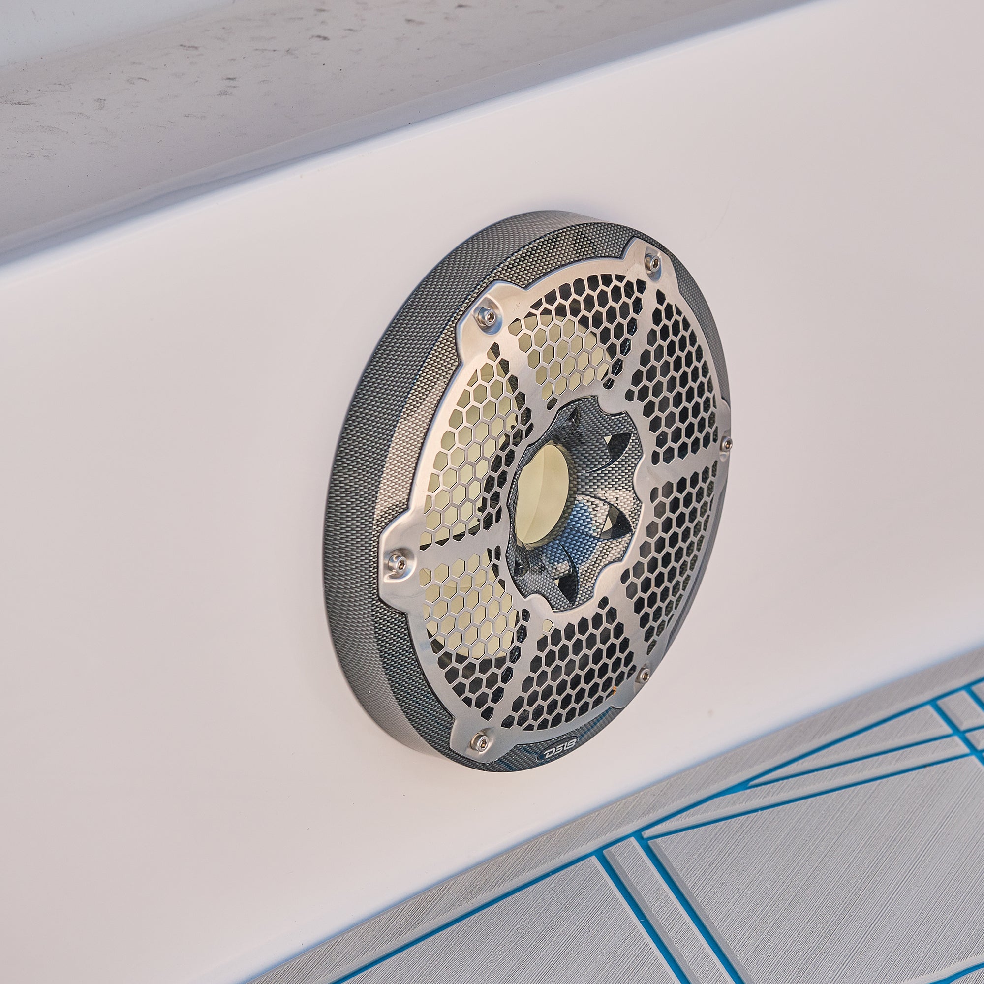 DS18 HYDRO 10" Subwoofer with RGB Lights - 600W - White (NXL-10SUB/WH)